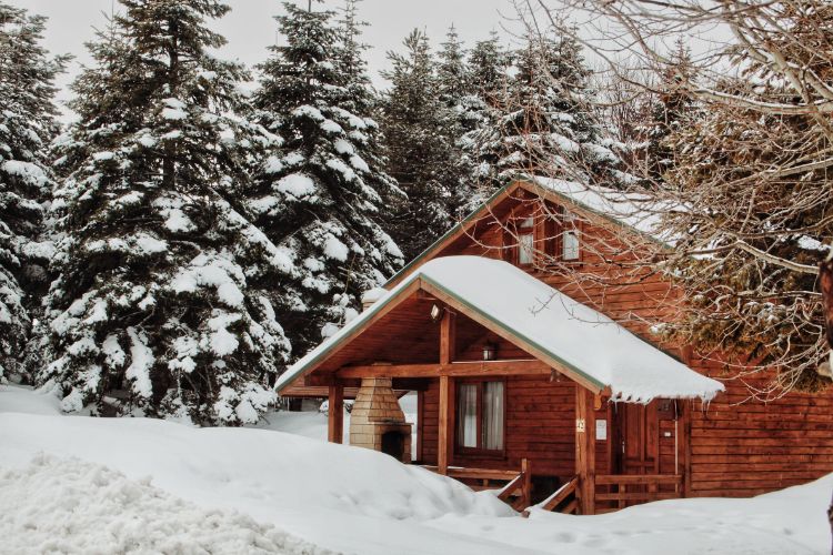 casa de madeira na serra da estrela coberta de neve