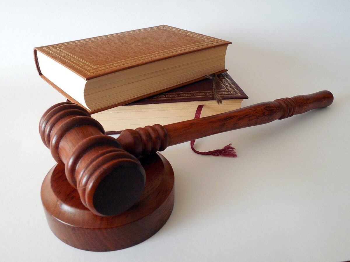 Imagem de martelo de madeira e livro de leis em artigo sobre serviços fornecidos por um advogado de direito laboral