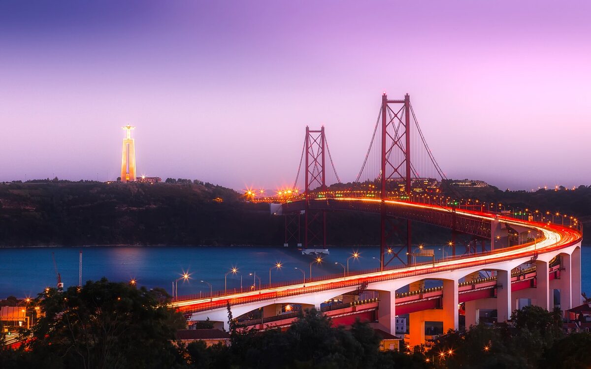 ponte 25 de abril sobre o Rio Tejo no artigo sobre advogados de trabalho na região metropolitana de Lisboa
