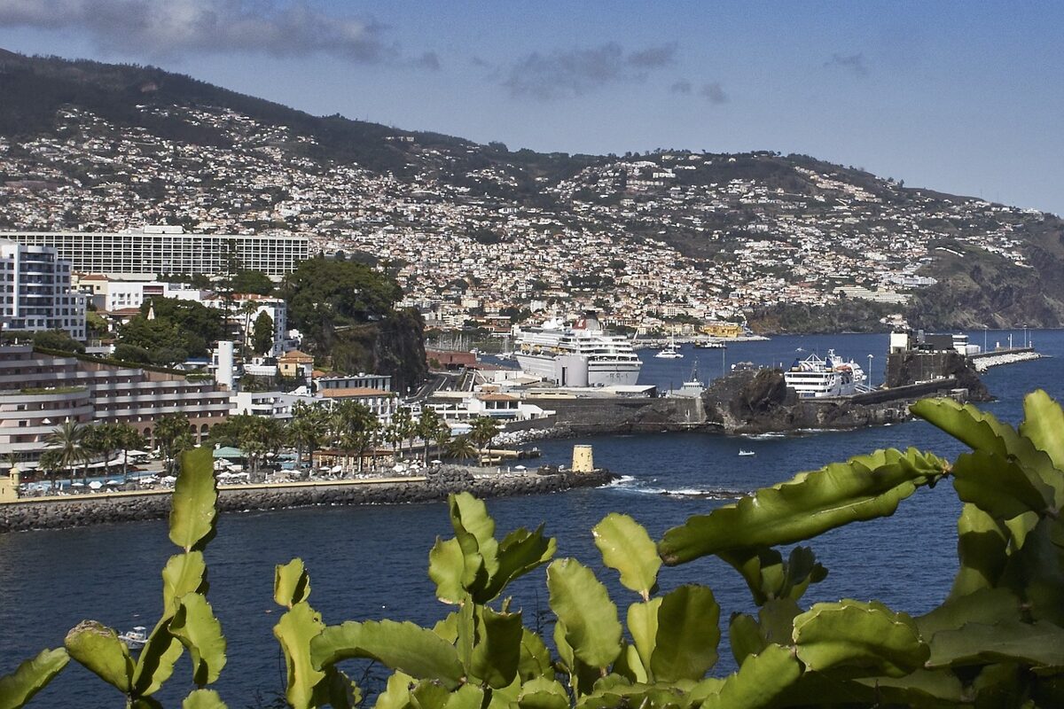Cidade e porto do Funchal na Madeira - no artigo sobre Advogados de Trabalho na Madeira e Açores