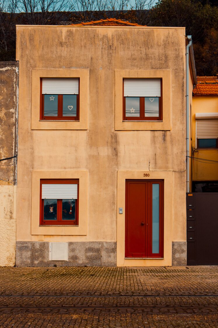 casa portuguesa com pintura desgastada