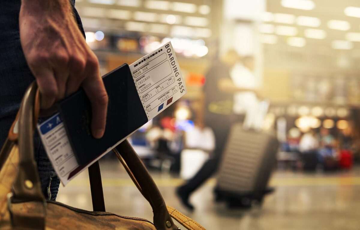 viagens de negócios - viajante com bilhete no aeroporto